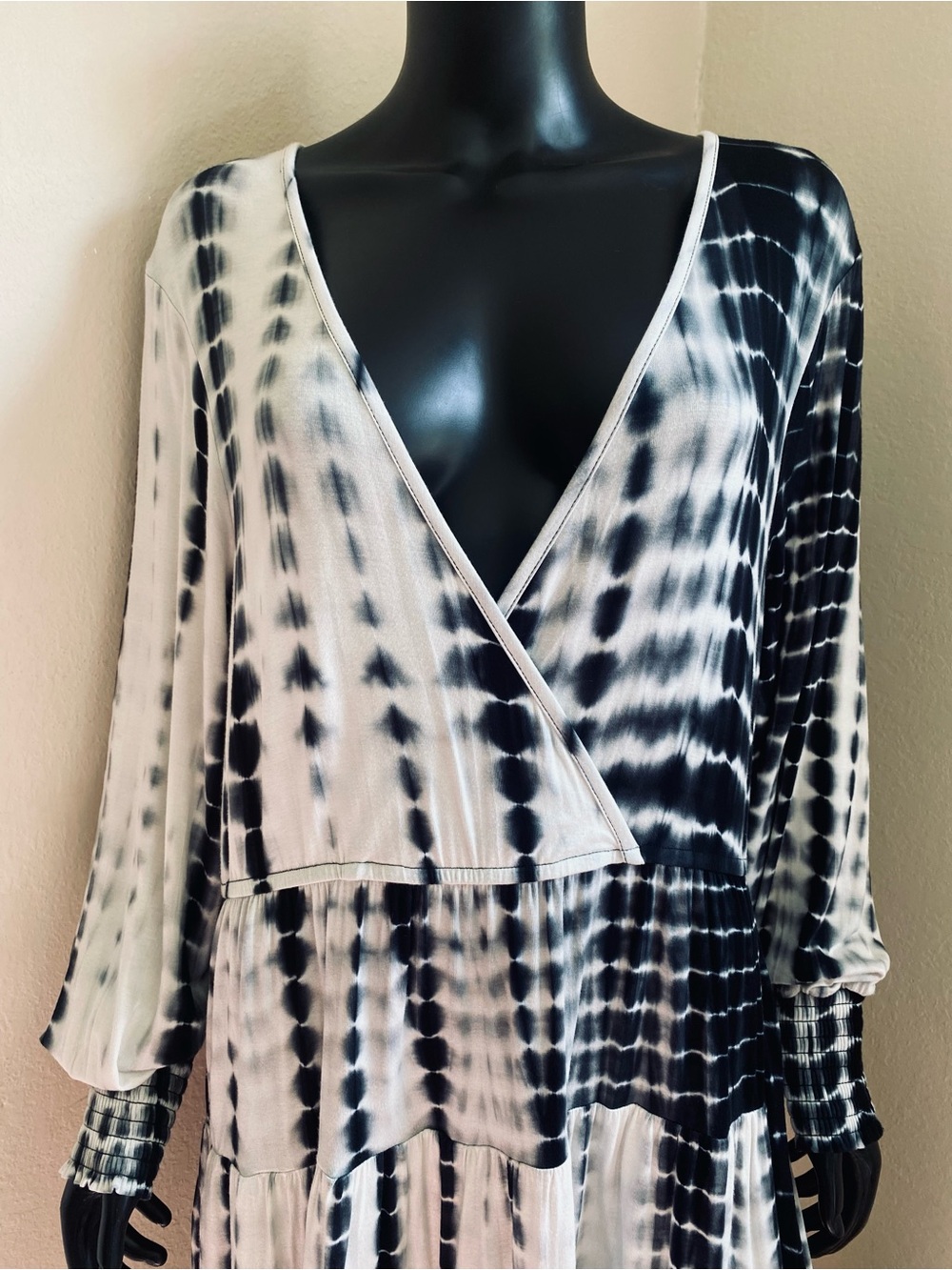 VENUS Black and White Tie-Dye Wrap Long Sleeve Dress NWTs - Picture 3 of 11